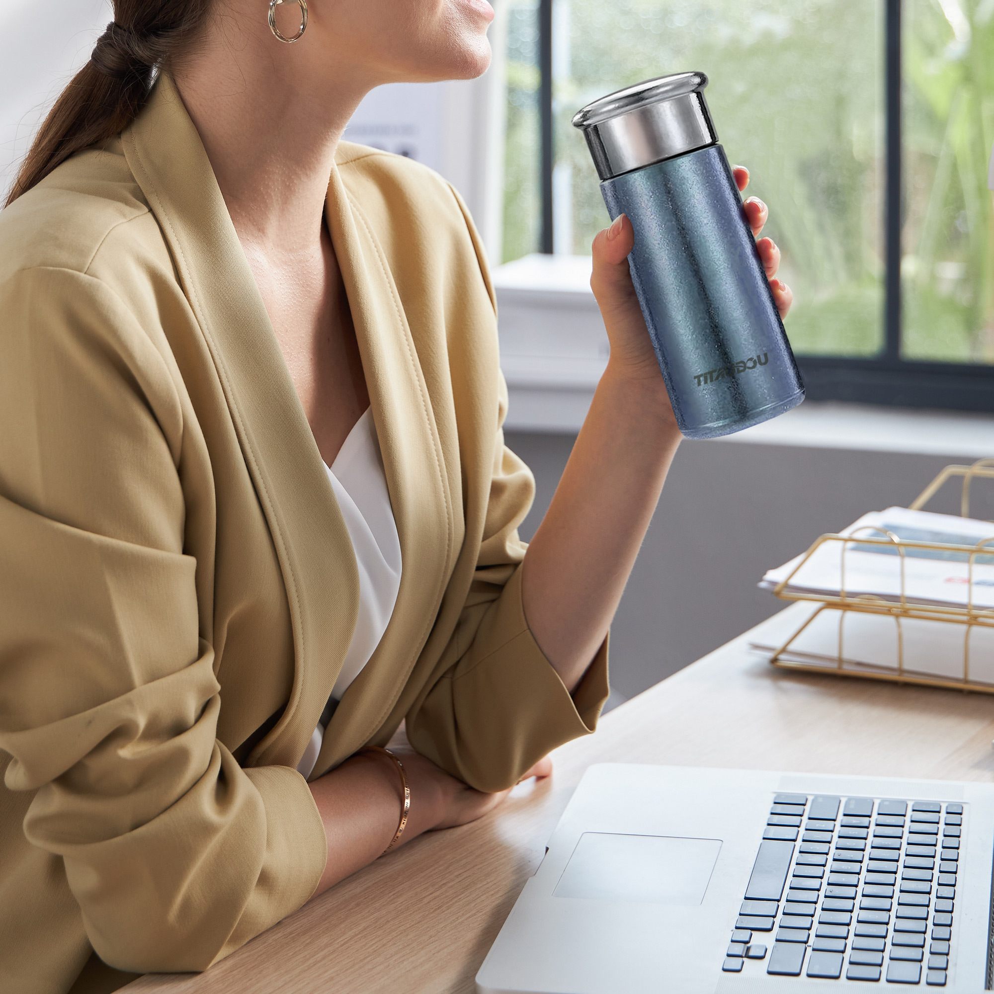 Compact and lightweight, discover the health benefits of titanium with the titaudou water cup.